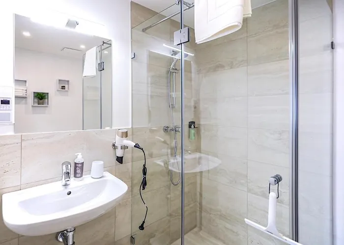 Daire Quiet 2-bedroom With Balcony In Hirschstetten Viyana